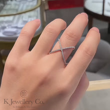 將影片載入圖庫檢視器並播放，Moissanite Cross Ring 莫桑石交叉戒指
