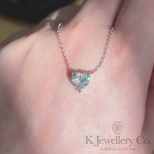 將影片載入圖庫檢視器並播放，Moissanite 2ct Heart Necklace 莫桑石2卡愛心清鑲頸鏈
