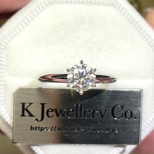 將影片載入圖庫檢視器並播放，Moissanite 18K Gold Classic Six Prong Ring
