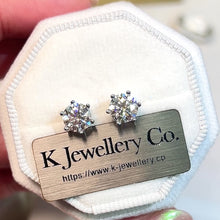 將影片載入圖庫檢視器並播放，Moissanite 18K Gold Classic Six Prongs Earrings 18K莫桑石經典六爪耳環
