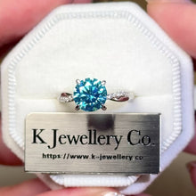 將影片載入圖庫檢視器並播放，Blue Moissanite Twisted Round Brilliant 2ct Ring 訂制藍色莫桑石圓形兩卡波浪戒指
