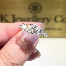 將影片載入圖庫檢視器並播放，Moissanite Three Stars Paved Ring 全莫桑石三石圍鑲戒指
