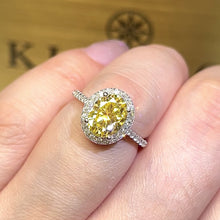 將影片載入圖庫檢視器並播放，Moissanite Yellow Oval Halo Ring 訂制版黃色莫桑石鵝蛋形圍鑲戒指
