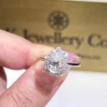 將影片載入圖庫檢視器並播放，Moissanite Pear Halo Ring  全莫桑石梨型圍鑲戒指
