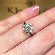 將影片載入圖庫檢視器並播放，Moissanite Solitaire  Six Prongs Ring 莫桑石清高鑲收幼臂六爪戒指
