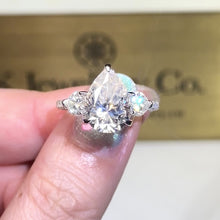 將影片載入圖庫檢視器並播放，Moissanite 5ct+1.72ct Pear Brilliant Ring 莫桑石華麗5卡+1.72卡水滴型愛心戒指
