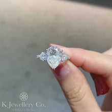 將影片載入圖庫檢視器並播放，Moissanite 5ct+1.72ct Pear Brilliant Ring 莫桑石華麗5卡+1.72卡水滴型愛心戒指

