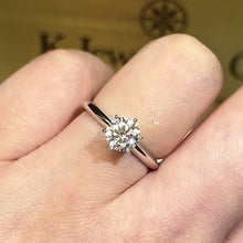 將影片載入圖庫檢視器並播放，Moissanite 18K Gold Classic Six Prong Ring
