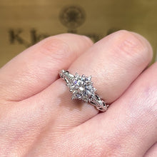 將影片載入圖庫檢視器並播放，Moissanite Vintage Noble Ring 莫桑石復古皇室戒指
