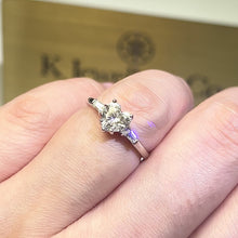 將影片載入圖庫檢視器並播放，Moissanite Heart Ring 莫桑石心型唯一戒指
