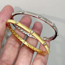 將影片載入圖庫檢視器並播放，Cubic Zirconia Silver Brushed Bangle 進口訂製高碳鑽純銀拉絲手鐲
