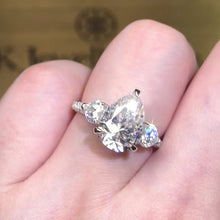 將影片載入圖庫檢視器並播放，Moissanite 5ct+1.72ct Pear Brilliant Ring 莫桑石華麗5卡+1.72卡水滴型愛心戒指
