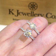 將影片載入圖庫檢視器並播放，Moissanite 18K Gold Hidden Halo Four Prong Ring 18K莫桑石高鑲四爪圍石戒指
