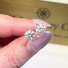 將影片載入圖庫檢視器並播放，Moissanite 18K Gold Classic Six Prongs Earrings 18K莫桑石經典六爪耳環

