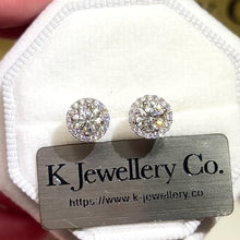 將影片載入圖庫檢視器並播放，Moissanite Halo Full Paved Earrings 莫桑石圓型微鑲耳釘
