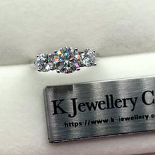 將影片載入圖庫檢視器並播放，Moissanite Three Stars Ring 莫桑石三鑽全莫桑戒指訂制版
