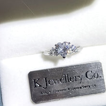 將影片載入圖庫檢視器並播放，Moissanite Heart Shape Star Ring
