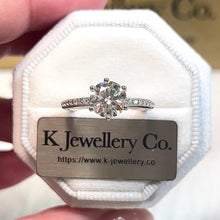 將影片載入圖庫檢視器並播放，Moissanite 2ct Six Prongs Crown Ring 莫桑石2卡冠冕高鑲六爪戒指
