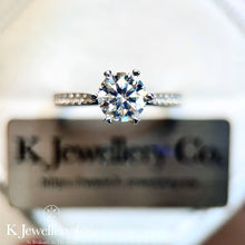 將圖片載入圖庫檢視器 Moissanite Rolling Crown Ring 莫桑石皇冠轉動戒指

