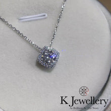 將影片載入圖庫檢視器並播放，Moissanite Square Full Paved Necklace 莫桑石方型圍鑲頸鏈
