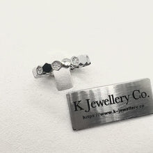 將影片載入圖庫檢視器並播放，Moissanite Bee My Love Stacking Ring 莫桑石蜂巢排戒

