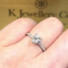 將影片載入圖庫檢視器並播放，Moissanite Heart Shape Paved Ring 莫桑石愛心型鑲石臂戒指

