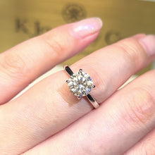 將影片載入圖庫檢視器並播放，Moissanite Classic Four Claws Ring莫桑石經典四爪清鑲戒指
