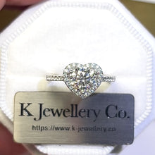 將影片載入圖庫檢視器並播放，Moissanite Heart Full Paved Ring 莫桑石傾心戒指
