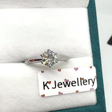 將影片載入圖庫檢視器並播放，Moissanite Ring Museum 圓形莫桑六爪鑲鑽絲帶款
