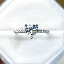 將圖片載入圖庫檢視器 Moissanite Heart Shape Paved Ring 莫桑石愛心型鑲石臂戒指
