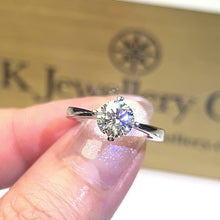 將影片載入圖庫檢視器並播放，Moissanite Four Claws Love Ring 莫桑石鏤空四爪戒指
