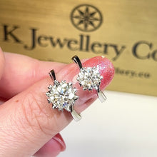 將影片載入圖庫檢視器並播放，Moissanite Snow Heart Prong Ring 莫桑石雪花扭臂戒指
