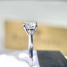 將圖片載入圖庫檢視器 Moissanite Classic Four Claws Ring莫桑石經典四爪清鑲戒指
