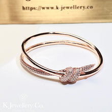 將圖片載入圖庫檢視器 Cubic Zirconia Knot Bangle 高碳鑽繩結手鐲
