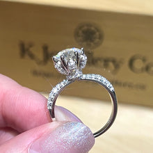 將圖片載入圖庫檢視器 Moissanite Flower Crown Ring 莫桑石皇冠花托戒指

