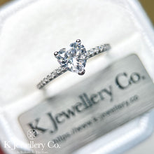 將圖片載入圖庫檢視器 Moissanite Heart Shape Paved Ring 莫桑石愛心型鑲石臂戒指
