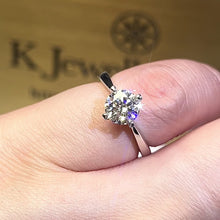 將影片載入圖庫檢視器並播放，Moissanite Four Claws Love Ring 莫桑石鏤空四爪戒指
