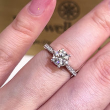 將影片載入圖庫檢視器並播放，Moissanite Rolling Crown Ring 莫桑石皇冠轉動戒指
