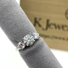 將影片載入圖庫檢視器並播放，Moissanite Three Stars Ring 莫桑石三鑽全莫桑戒指訂制版
