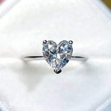 將圖片載入圖庫檢視器 Moissanite Heart Shape Ring 莫桑石愛心型清鑲刀臂戒指
