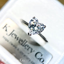 將圖片載入圖庫檢視器 Moissanite Heart Shape Ring 莫桑石愛心型清鑲刀臂戒指
