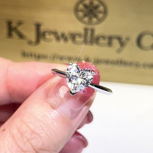 將影片載入圖庫檢視器並播放，Moissanite Heart Shape Ring 莫桑石愛心型清鑲刀臂戒指

