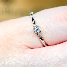 將圖片載入圖庫檢視器 Moissanite Classic 0.1ct Ring 莫桑石小清新10分戒指
