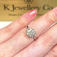 將影片載入圖庫檢視器並播放，Moissanite Snow Heart Prong Ring 莫桑石雪花扭臂戒指
