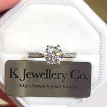 將影片載入圖庫檢視器並播放，Moissanite Rolling Crown Ring 莫桑石皇冠轉動戒指
