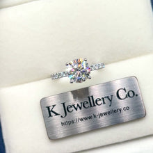 將影片載入圖庫檢視器並播放，Moissanite 18K Gold Hidden Halo Four Prong Ring 18K莫桑石高鑲四爪圍石戒指

