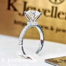 將圖片載入圖庫檢視器 Moissanite 18K Gold Hidden Halo Four Prong Ring 18K莫桑石高鑲四爪圍石戒指
