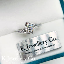 將圖片載入圖庫檢視器 Moissanite Angel Kiss Ring莫桑石天使之吻戒指
