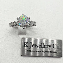 將影片載入圖庫檢視器並播放，Moissanite Bee My Love Ring 莫桑石蜂巢單鑽戒指
