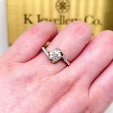 將影片載入圖庫檢視器並播放，Moissanite Angel Kiss Ring莫桑石天使之吻戒指
